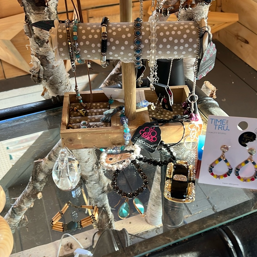 Jewelry catch a show to choose